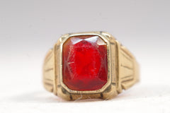 Gorgeous 10Kt Gold Red Gem Ring