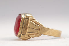 Gorgeous 10Kt Gold Red Gem Ring