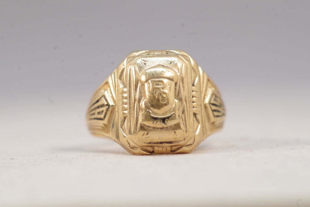 Gold 1945 RO Class Ring