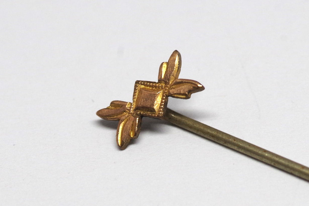 Antique 10kt Gold Diagonal Leafed Stick Pin