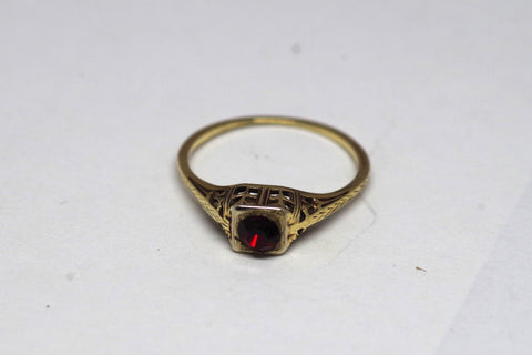 Delicate 18kt Gold and Ruby Ring