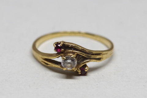 Elegant 16kt Bejeweled Gold Ring