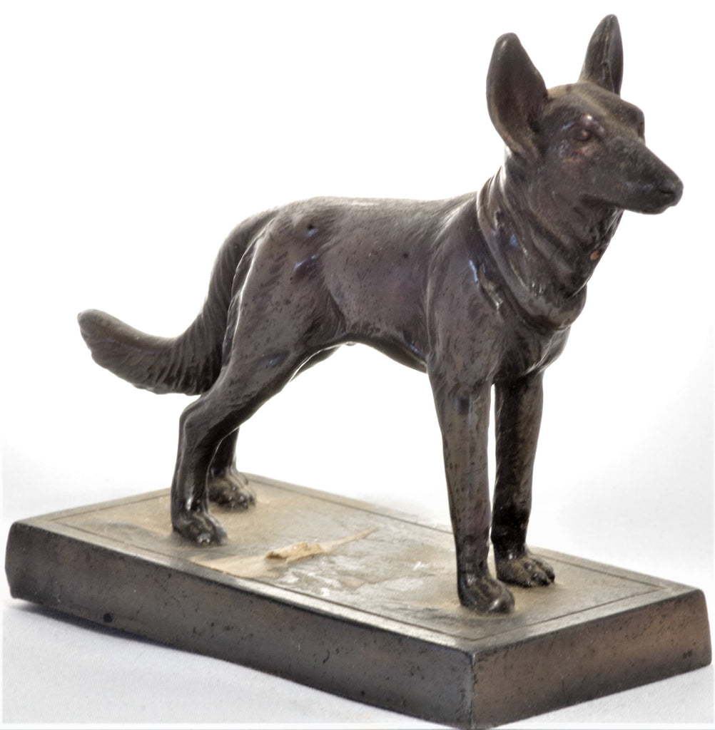 Grand Dog Statue